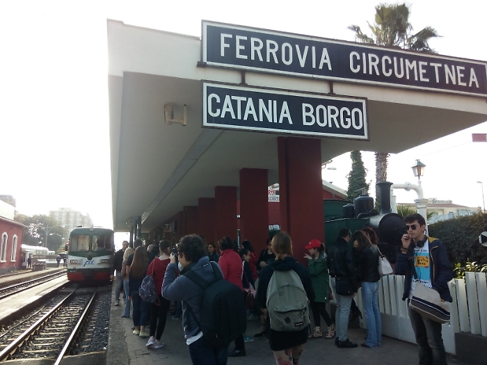 Le storie sotto il Vulcano raccontate dai ragazzi viaggiando a bordo di una littorina