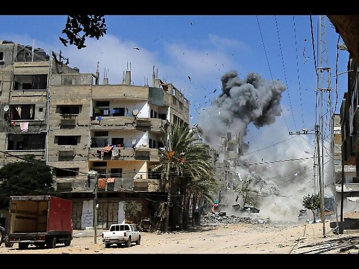 Dopo razzo, aerei Israele attaccano Gaza