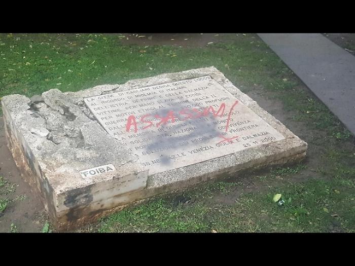 Imbrattato monumento foibe a Cagliari