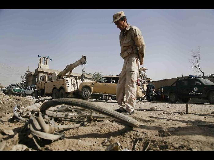 Kabul, kamikaze contro bus, 4 feriti