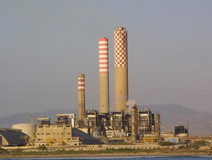 Gela, la riconversione green della raffineria tarda, riesplode la protesta degli operai