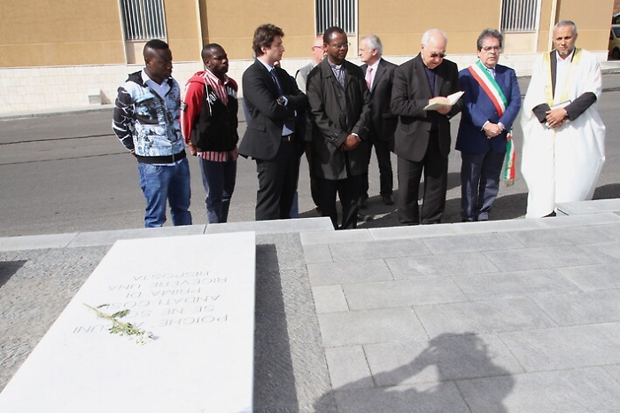 Cerimonia ufficiale al cimitero per vittime naufragio aprile 2015