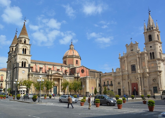 Il frate, l'amata e la cassa: Acireale si divide