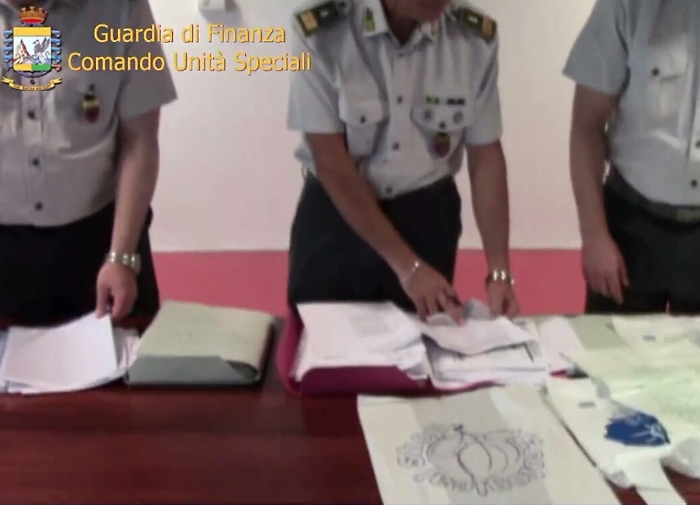 GdF sequestra 200 mila shopper tra la Sicilia e la Calabria