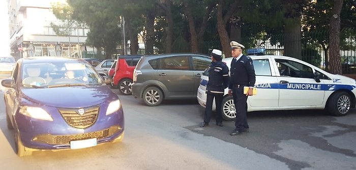 Tenta di strangolare cognata per aprire la cassaforte