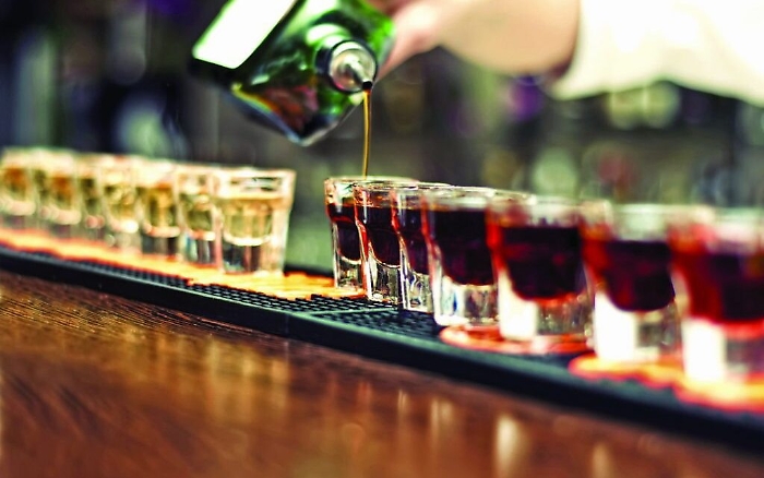 Ha venduto alcolici a minorenni: denunciato