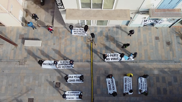 94526609-flashmoblampedusaMP4_1620739350020