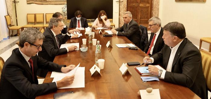 111843721-fdaa7362-4952-4e2b-b81b-a25436fde0a1