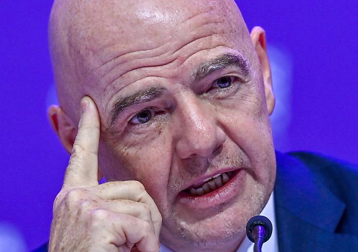 Infantino affronta la stampa nel giorno prima dei mondiali, tante le questioni urgenti del presidente Fifa