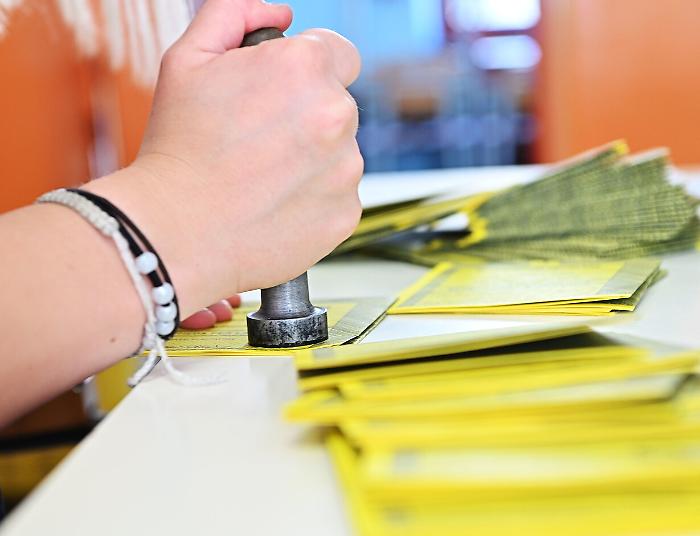 Amministrative, alleanze incrociate tra destra e sinistra nei piccoli comuni