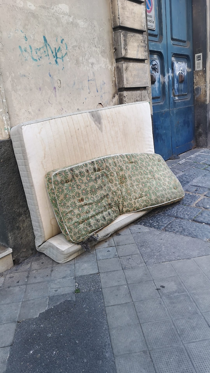 Catania materassi abbandonati
