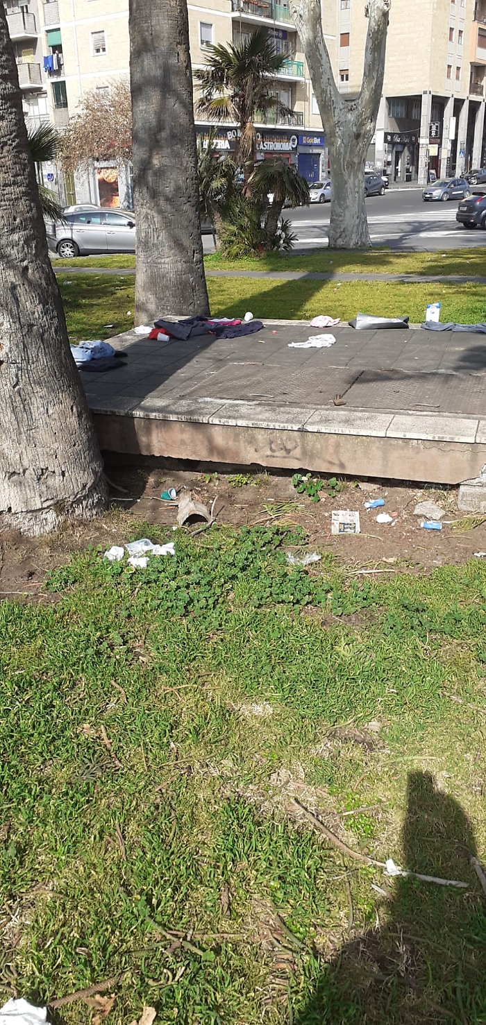 Che bel biglietto da visita una piazza con una fontana nel degrado pi&ugrave; assoluto non si riesce a cambiare in qst citta'