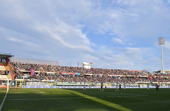 tribuna-b