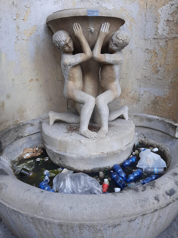 fontana pattumiera a catania