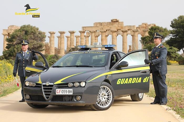 Auto guardia di finanza al Parco Selinunte