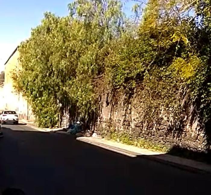 Catania, Cibali. Marciapiede di via Merlino