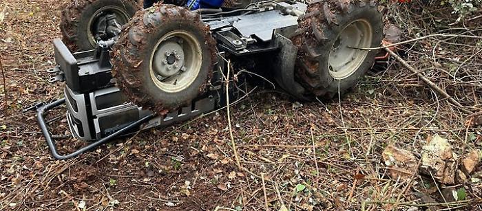 Agricoltore muore per il ribaltamento del suo trattore