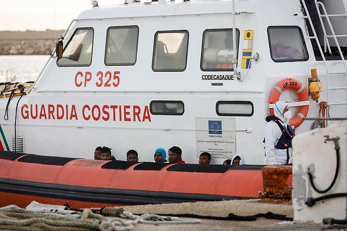 Migranti soccorsi dalla Guardia Costiera a Siracusa