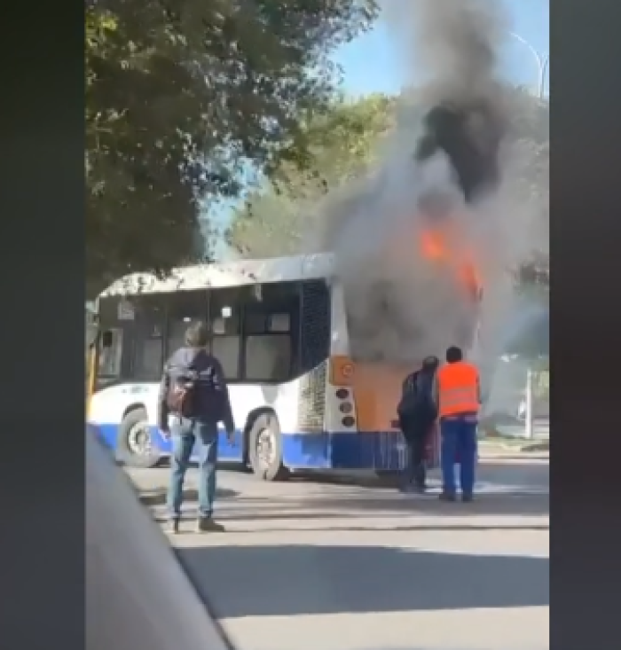 Incendio su bus Amat a Palermo
