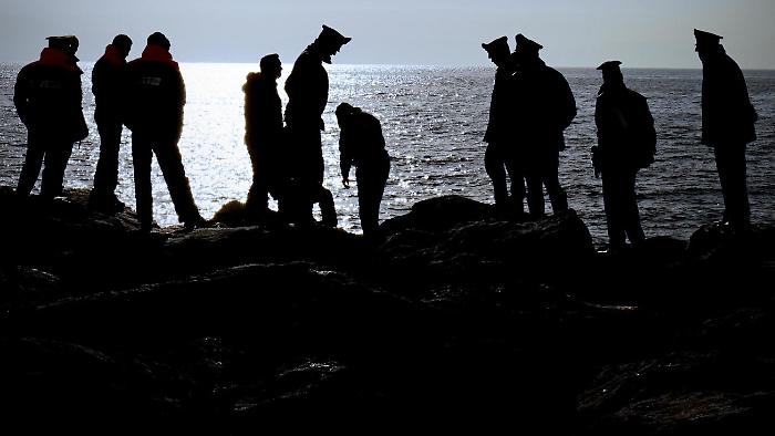 Cadavere tra gli scogli