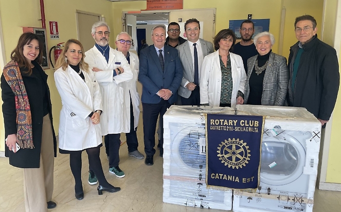 Il mago Dimis con equipe dell'Hospice pediatrico del Garibaldi di Catania