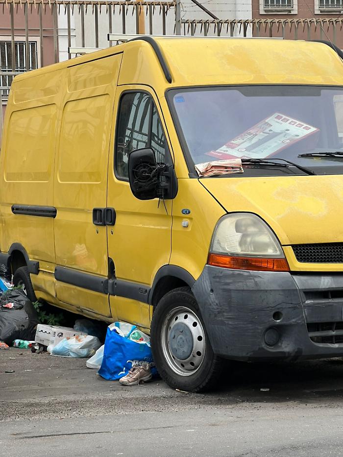 Catania: furgone abbandonato in via Fossa della creta