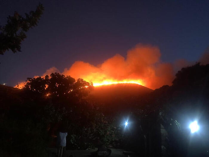 ++ Incendi:fiamme a Pantelleria, evacuate ville dei vip ++