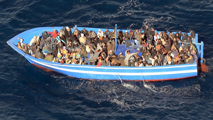 Barcone carico di migranti