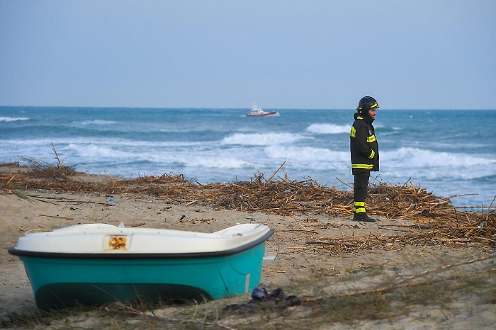 naufragio_vigilefuoco_afp