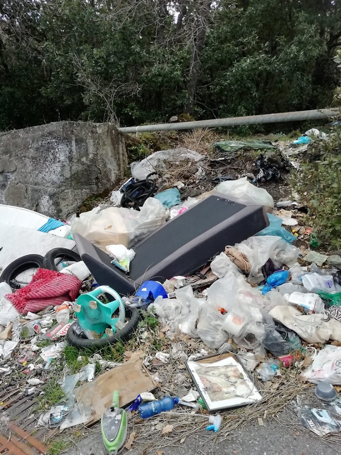 Pedara, degrado via della Regione