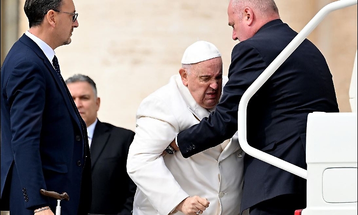 Papa Francesco sofferente