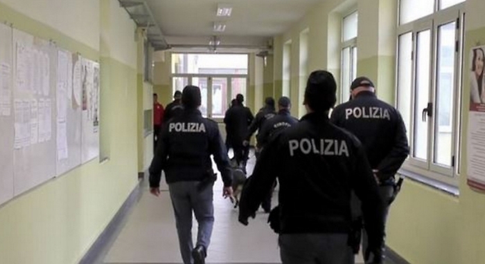 Polizia a scuola