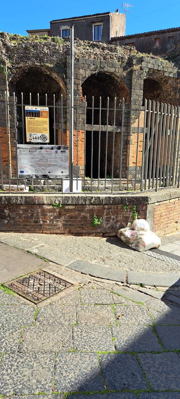 teatro greco romano Catania rifiuti