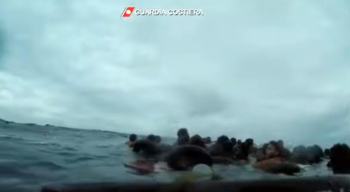 Migranti: naufragio,nel video dei soccorsi le urla dei bimbi