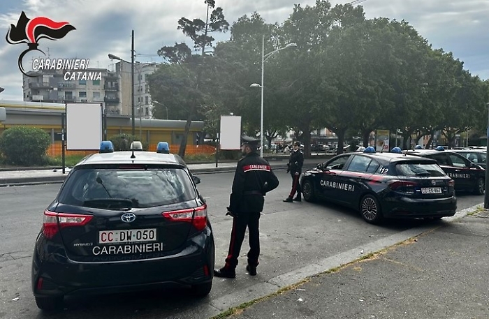 Controlli dei carabinieri a Catania