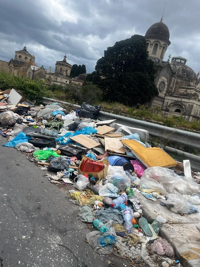 Discarica Catania Zona dietro il cimitero via Romeo, via Calliope