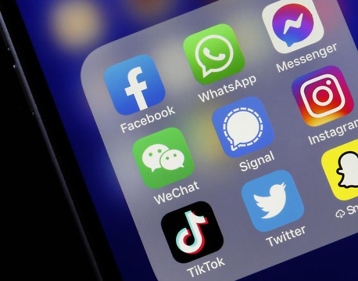 iphone-showing-leading-social-media-apps