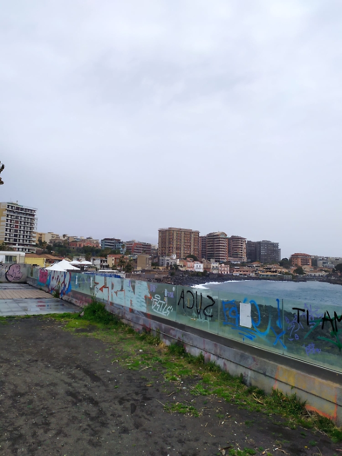 Catania, degrado al lungomare