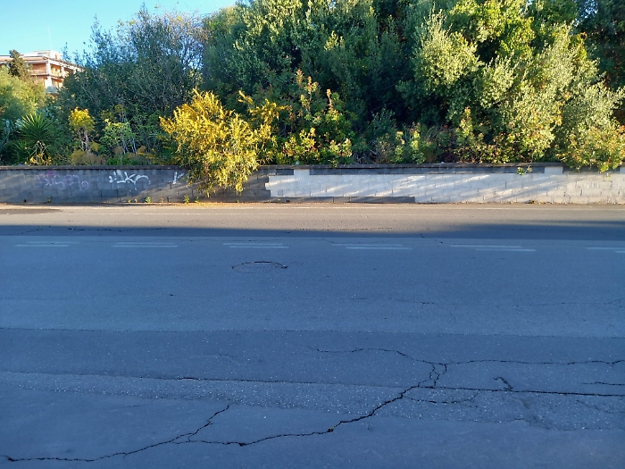 scogliera di catania asportata la pietra lavica dal muro