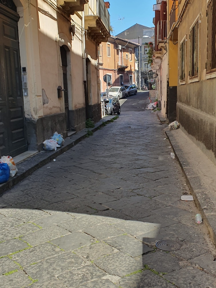 via Plebiscito Catania rifiuti