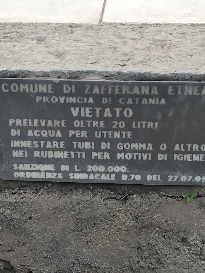 zafferana etnea: targa con sanzione in lire