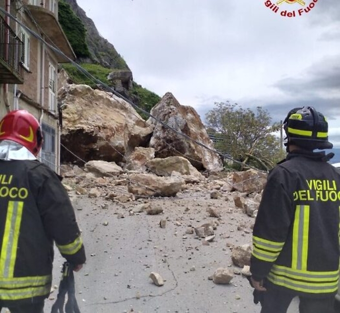 1a35eaebaf4a883d417eb773d370decc