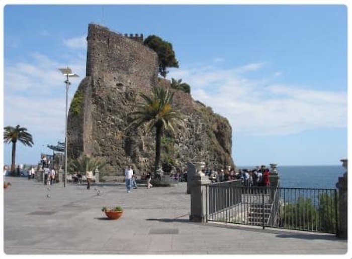 aci castello la piazza Castello
