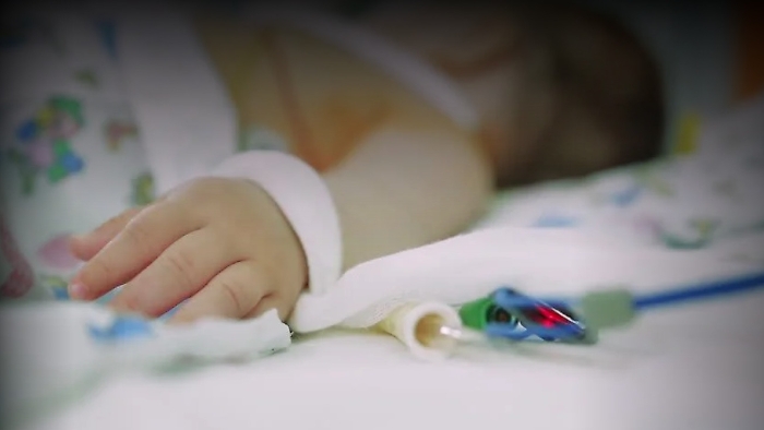 bimbo in terapia intensiva