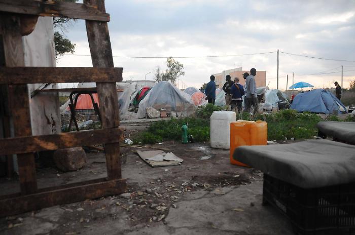 Immigrazione: muore nella 'tendopoli vergogna', proteste