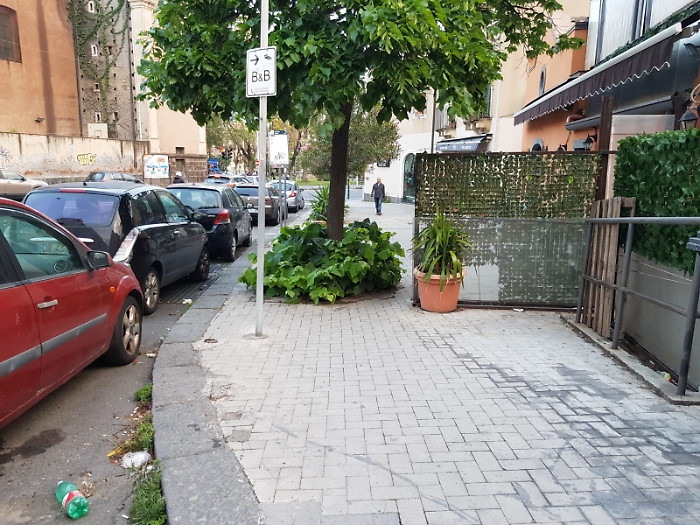 Catania, via Filocomo. Dehors impedisce il passaggio di carrozzine e passeggini
