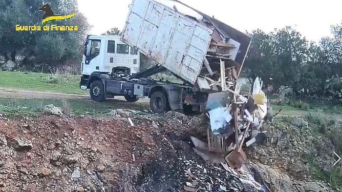 Siracusa, la discarica era &ldquo;sospesa&rdquo; ma continuavano a sversare rifiuti: imprenditore ai domiciliari, obbligo di firma per il figlio