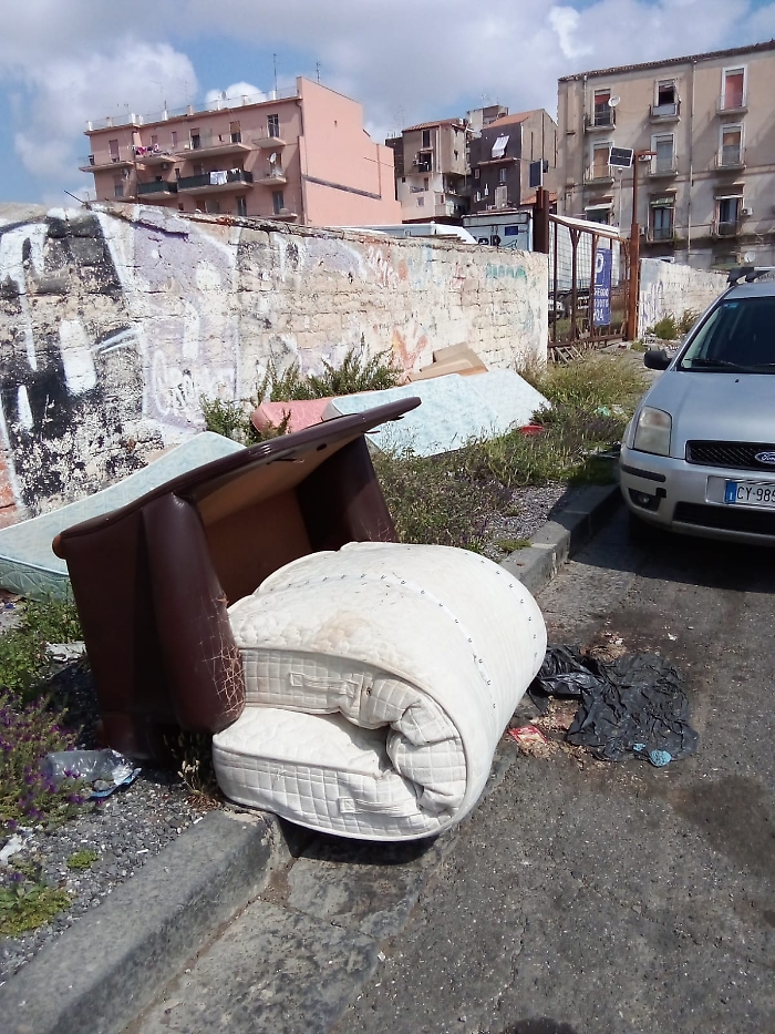 ma-si-puo-continuare-ad-assistere-a-qst-scenari-quotidiani-non-si-puo-proprio-fare-nulla-E-i-turisti-che-passano-a-piedi-tutti-i-giorni-con-le-fermate-degli-autobus-di-linea-turistica-e-non-che-bella-fotografia