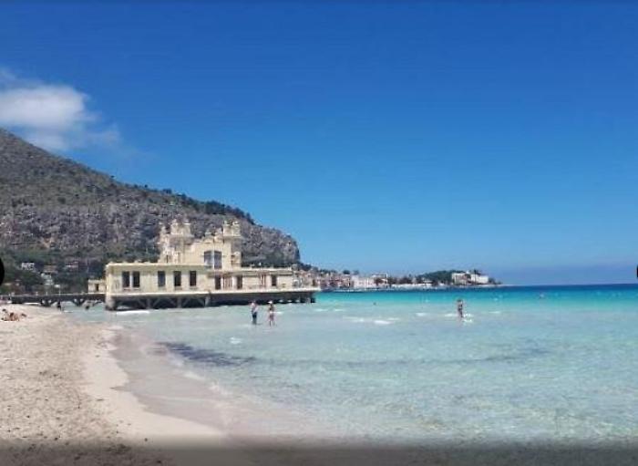 Scarichi a Mondello, la replica della Italo Belga a Controcorrente: &laquo;Solo propaganda, l'acqua &egrave; del terrazzo&raquo;