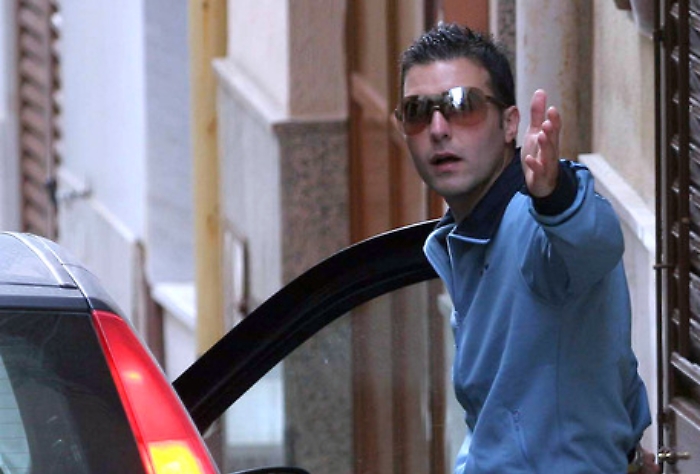 MAFIA: RIINA JR ESCE DI CASA E SALUTA GIORNALISTI, 'NON PARLO'